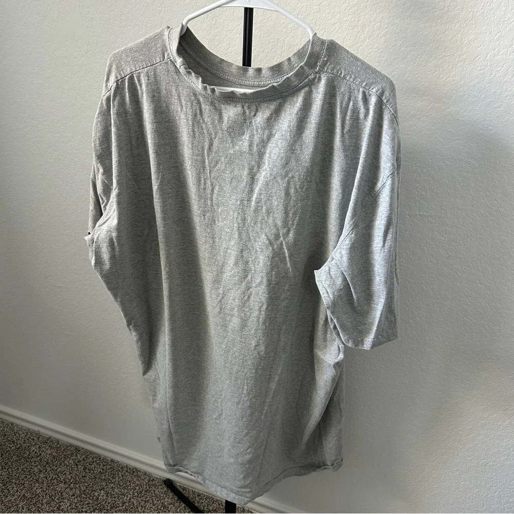 🌿 Champion Gray T-Shirt with Red and Blue Accents - Picture 3 of 3